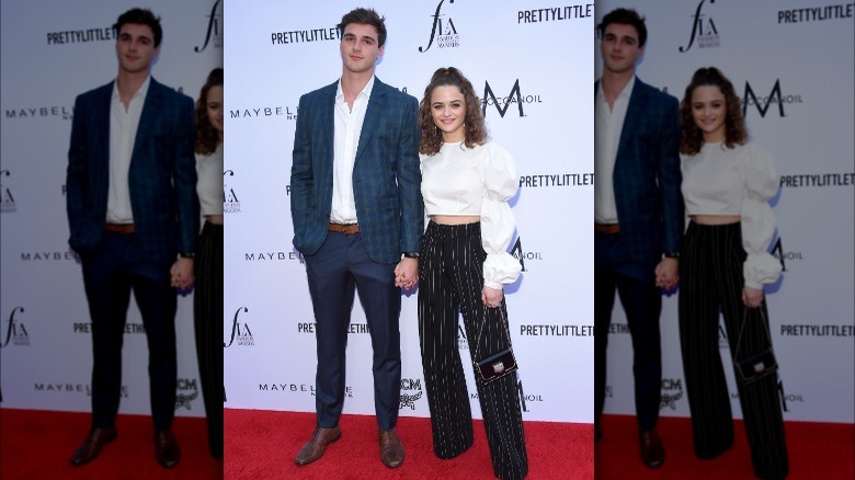 Jacob Elordi et Joey King souriant