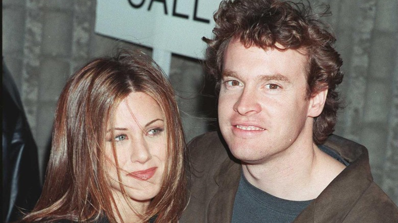 Jennifer Aniston et Tate Donovan souriantes