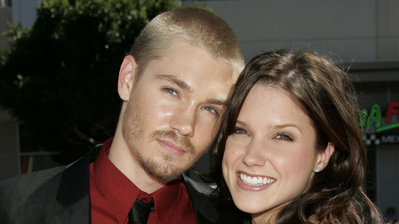 Sophia Bush et Chad Michael Murray souriant