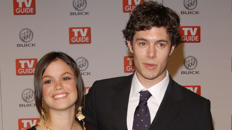 Rachel Bilson et Adam Brody souriants