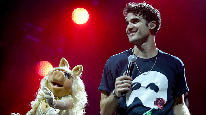 Darren Criss et Miss Piggy en spectacle