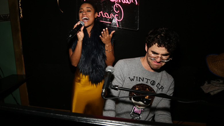 Darren Criss au piano et Ariana DeBose au chant