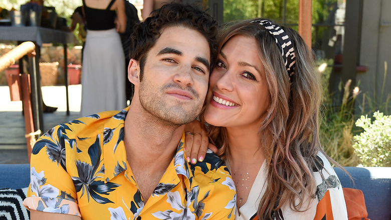 Darren Criss et Mia Swier posant ensemble