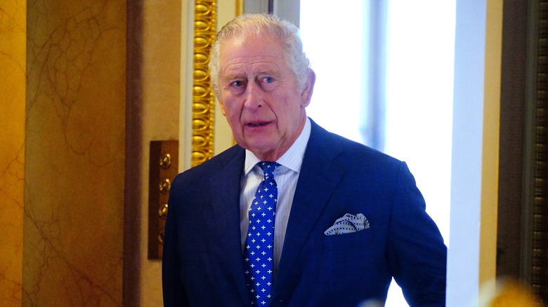 Le prince Charles marchant