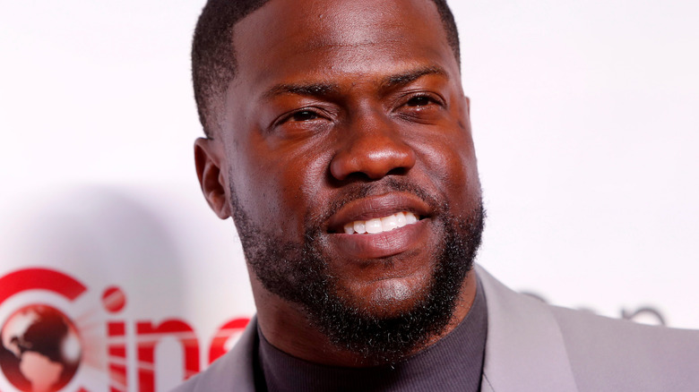 Kevin Hart regarde