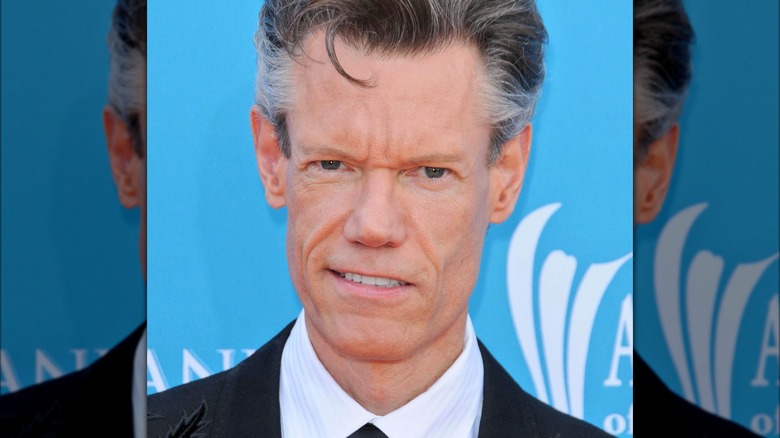 Randy Travis souriant