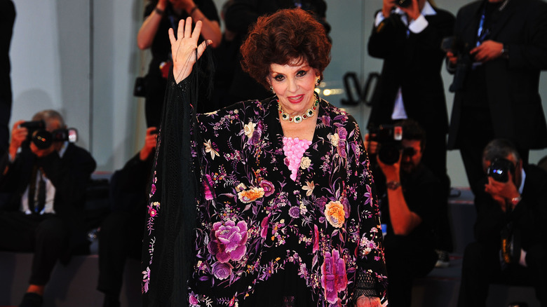 Gina Lollobrigida saluant