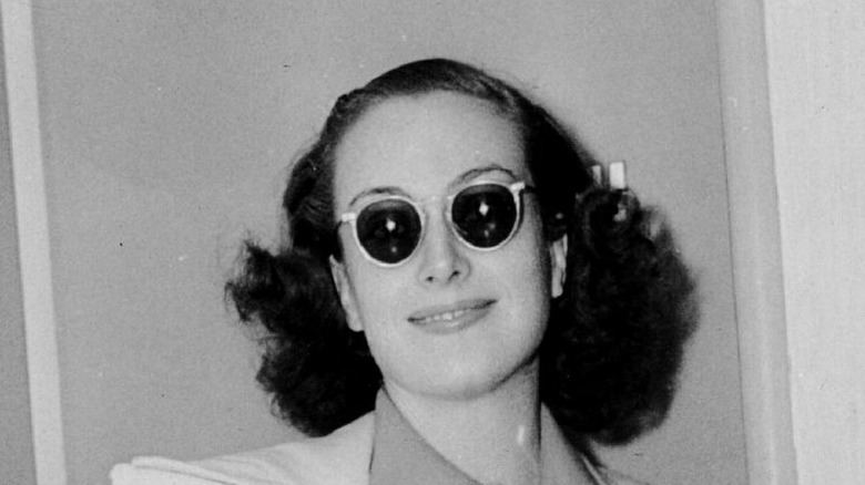 Joan Crawford portant des lunettes de soleil