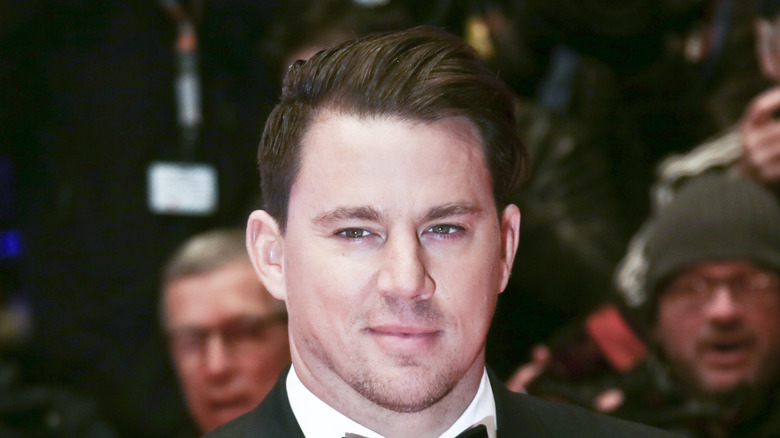 Channing Tatum pose pour une photo