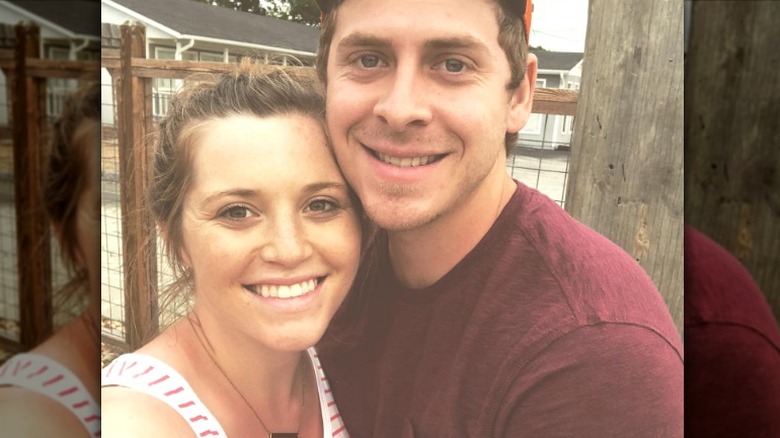 Joy-Anna Duggar et Austin Forsyth sourient 