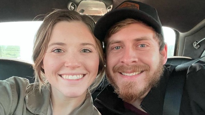 Joy-Anna Duggar et Austin Forsyth souriant en voiture