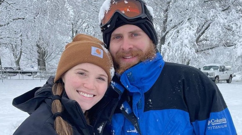 Joy-Anna Duggar et Austin Forsyth prennent un selfie dans la neige