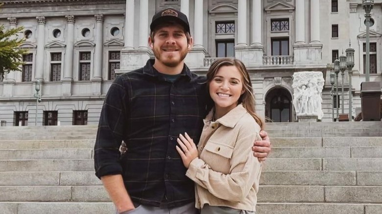 Joy-Anna Duggar et Austin Forsyth posent 