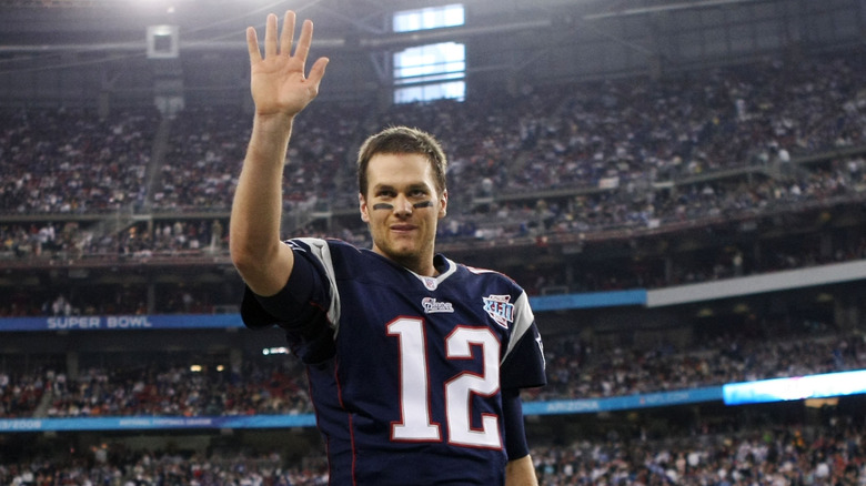 Tom Brady saluant