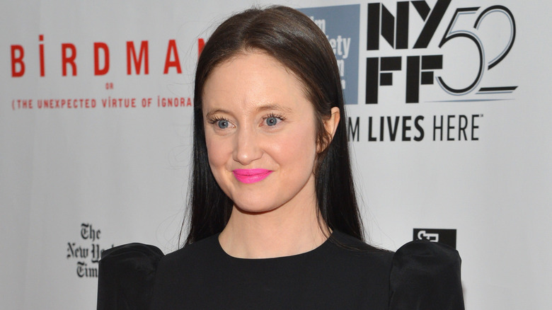 Andrea Riseborough souriant