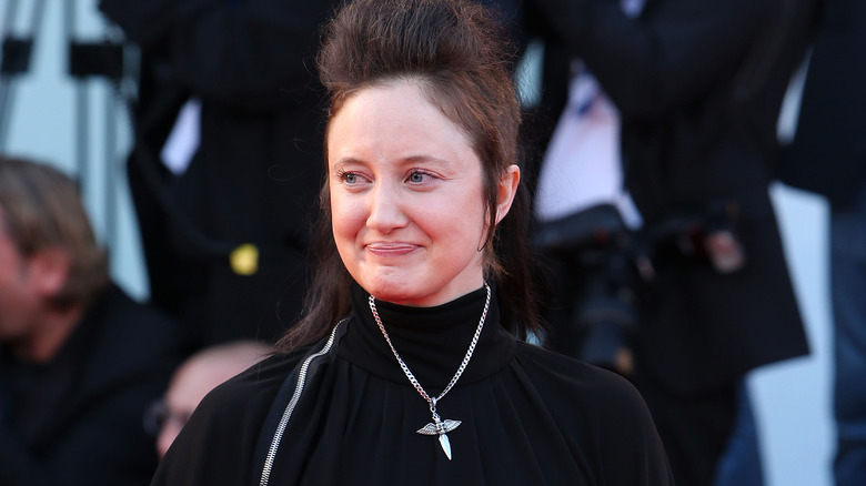 Andrea Riseborough souriant