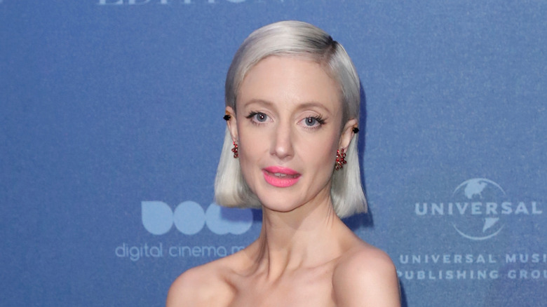 Andrea Riseborough aux cheveux blonds, posant