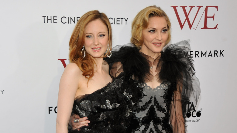 Andrea Riseborough et Madonna, posant ensemble