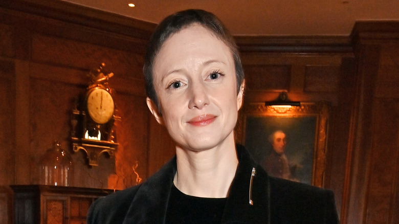 Andrea Riseborough souriant