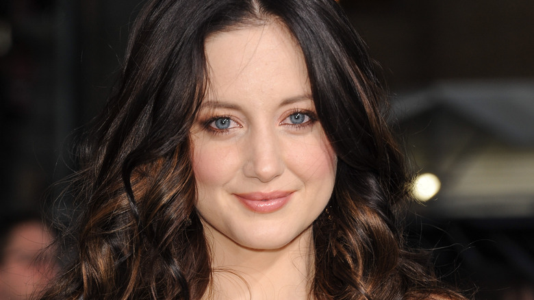 Andrea Riseborough souriant