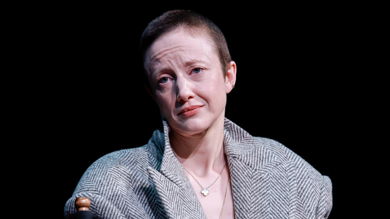 Andrea Riseborough a l'air sombre 