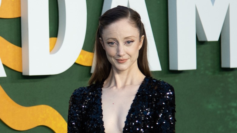 Andrea Riseborough souriant