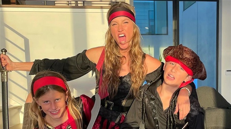 Gisele Bundchen avec des enfants