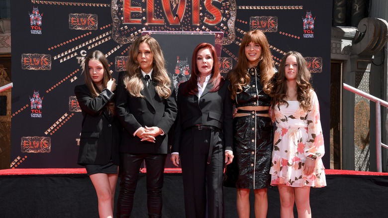 Riley Keough pose avec sa famille lors de la cérémonie d'Elvis