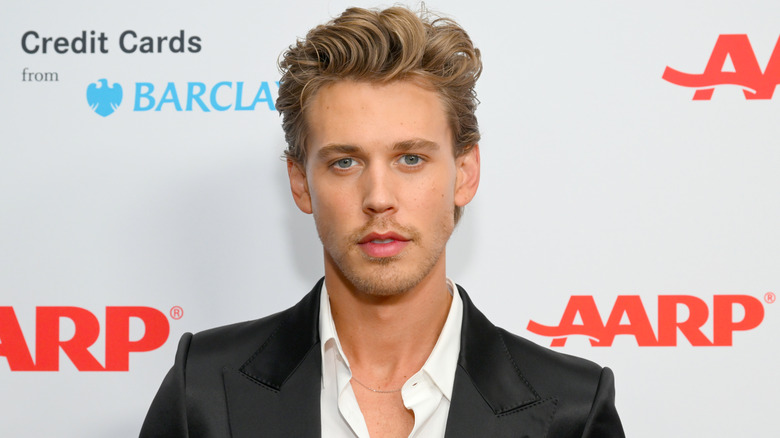 Austin Butler en blazer noir