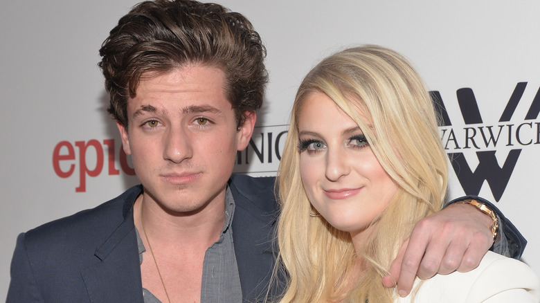 Meghan Trainor et Charlie Puth posent