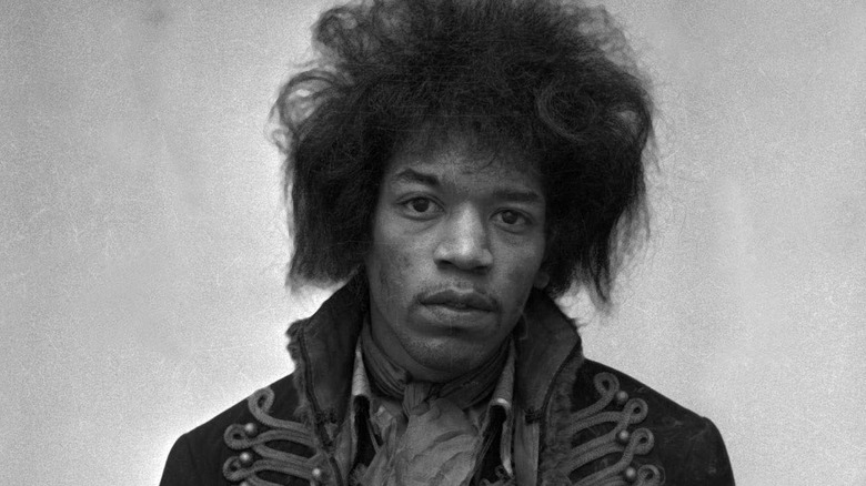 Jimi Hendrix posant 