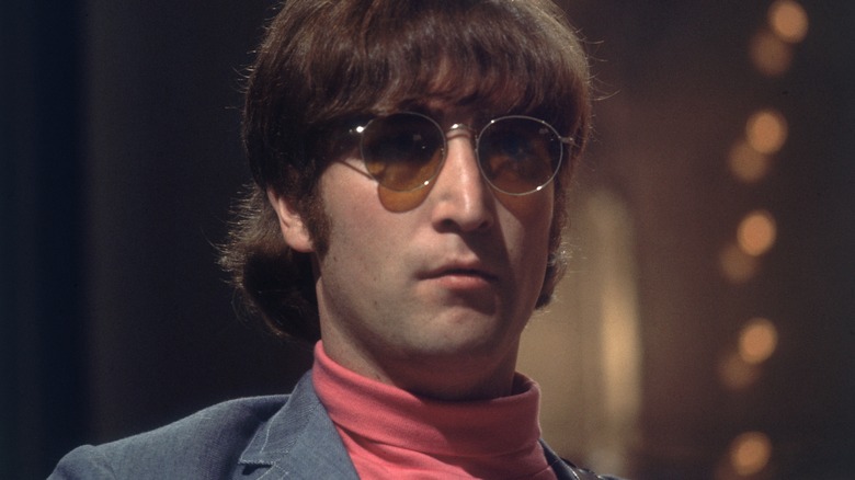 John Lennon posant 