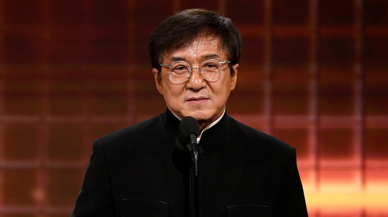 Jackie Chan parle dans le micro