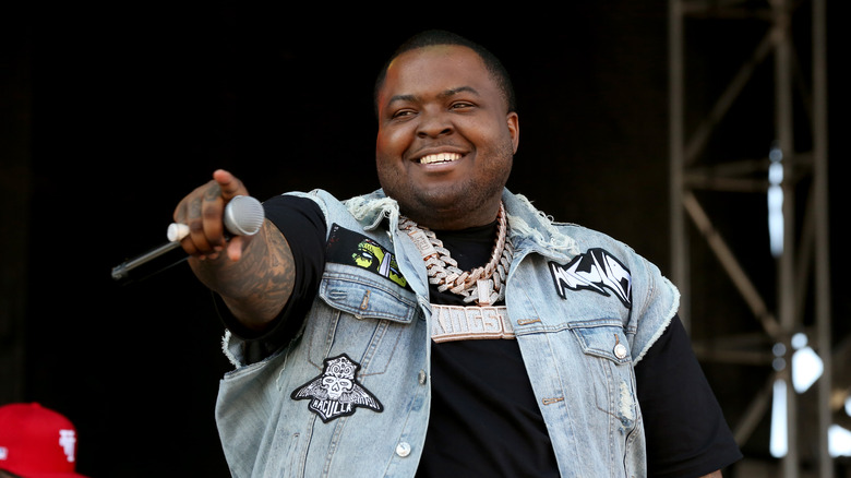 Sean Kingston tient un micro