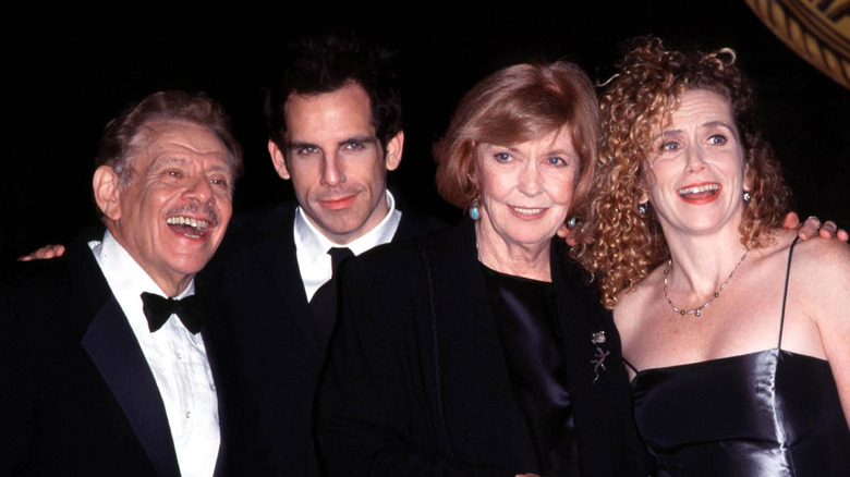 Jerry Stiller, Ben Stiller, Anne Meara et Amy Stiller posant