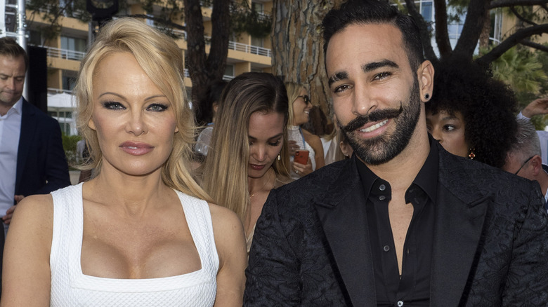 Pamela Anderson posant avec Adil Rami