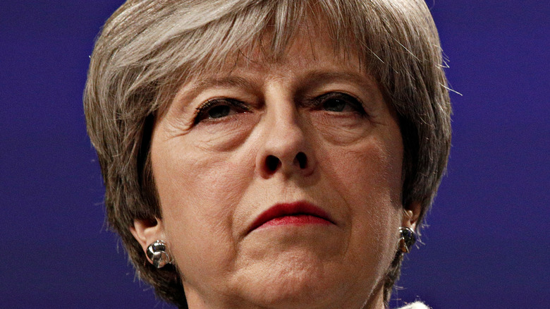 Theresa May a l'air sévère