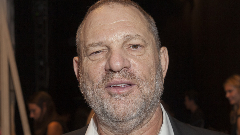 Harvey Weinstein souriant à l'événement