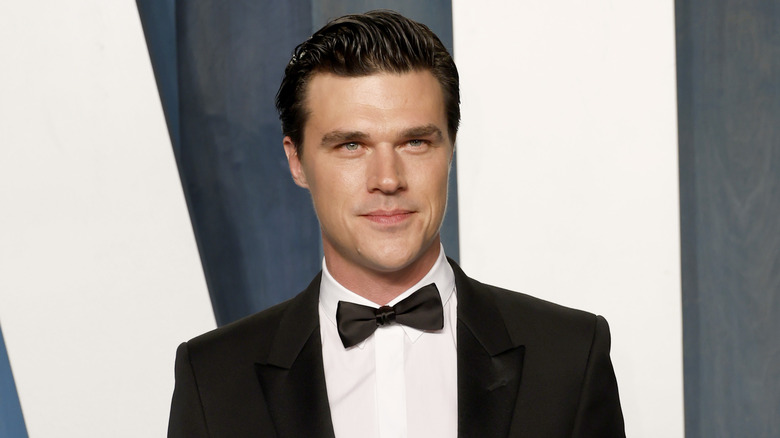 Finn Wittrock posant sur un tapis rouge