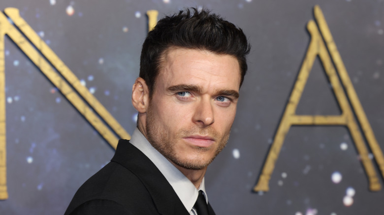 Richard Madden posant lors d'un événement