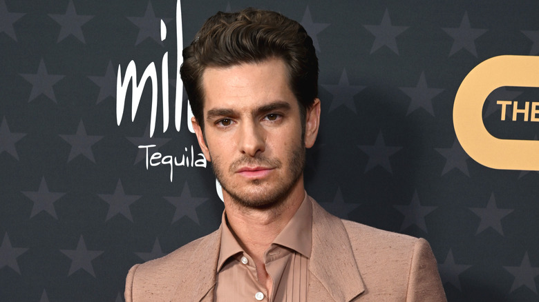 Andrew Garfield posant lors d'un événement