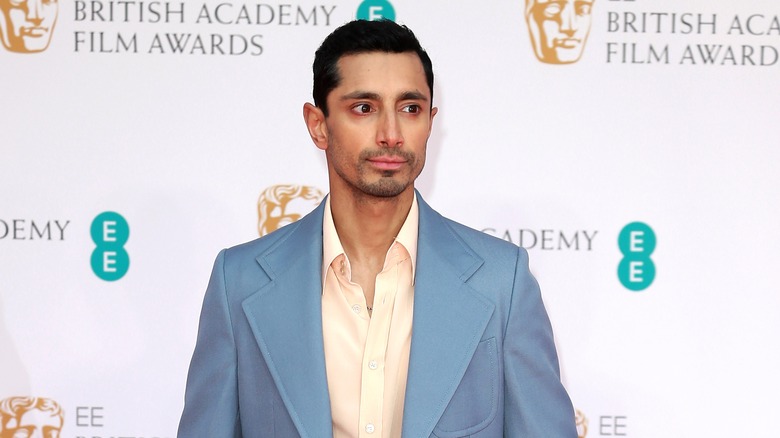 Riz Ahmed posant