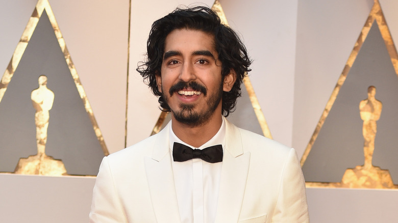 Dev Patel souriant