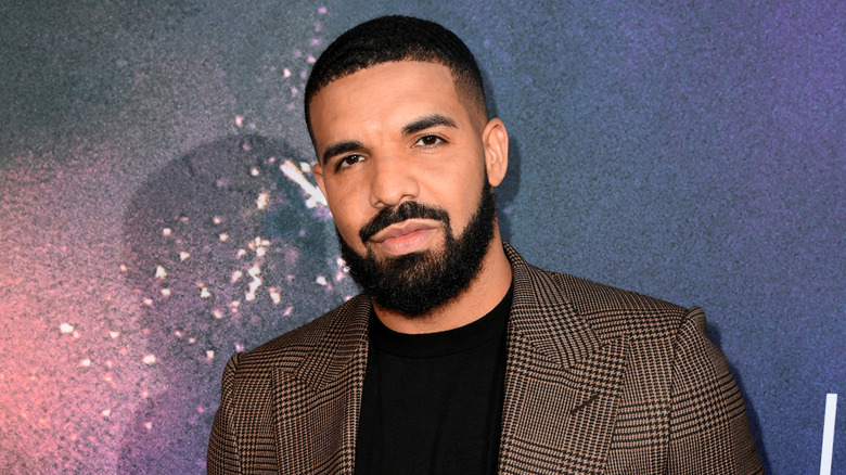 Drake posant lors d'un événement