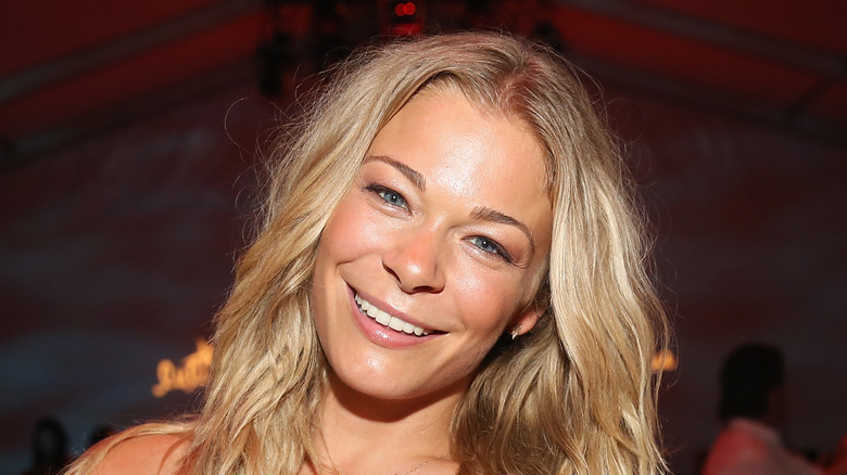 LeAnn Rimes souriant