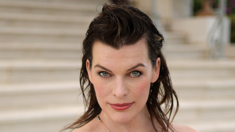 Milla Jovovich posant