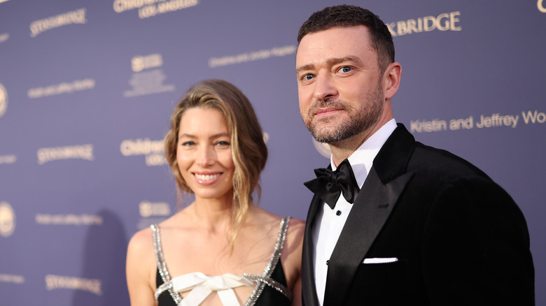 Justin Timberlake smoking Jessica Biel souriant