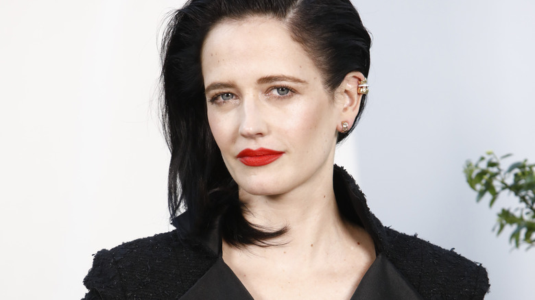 Eva Green posant en rouge à lèvres