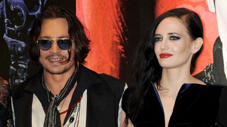 Johnny Depp souriant avec Eva Green