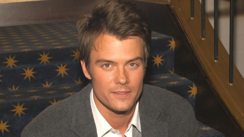 Josh Duhamel assis